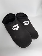 Load image into Gallery viewer, arena pool grip socks - Säkra och hygieniska badstrumpor med maximalt grepp